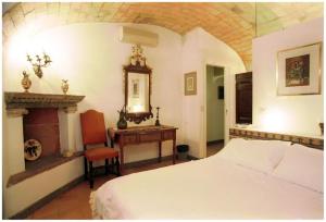 um quarto com uma cama, uma mesa e um espelho em Villino Corbelli B&B em Roma