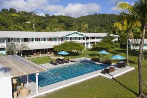 een luchtzicht op een resort met een zwembad bij Raiatea Lodge Hotel in Uturoa