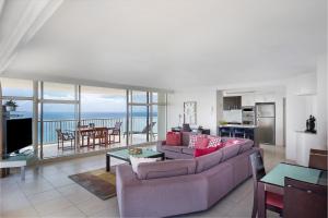 sala de estar con 2 sofás y cocina en BreakFree Imperial Surf en Gold Coast