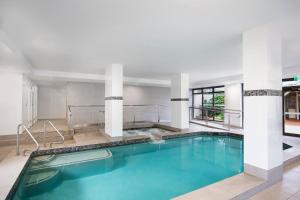 una piscina in un edificio con colonne di BreakFree Imperial Surf a Gold Coast