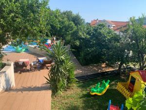 un cortile con piscina e un parco giochi con scivolo di Matej a Budua