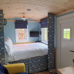 Un pat sau paturi într-o cameră la Scooniehill Farm House B&B