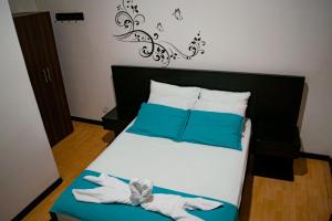 um quarto com uma cama com toalhas em Casabella Hotel em Manizales
