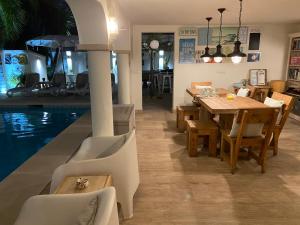 Piscina de la sau aproape de Casa Holandaluzas Marbella near Beach, with salt water Pool and private parking