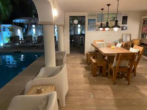 Bazén v ubytovaní Casa Holandaluzas Marbella near Beach, with salt water Pool and private parking alebo v jeho blízkosti