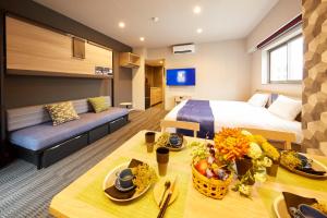 una stanza d'albergo con un letto e un tavolo di MONday Apart Hamamatsucho Daimon a Tokyo