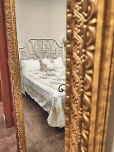 um reflexo de espelho de uma cama num quarto em Hostal Orleans em Barcelona