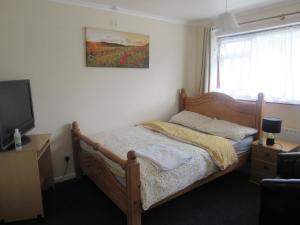 A bed or beds in a room at Practical Living Home- Perfect for Contractors, Families and Groups