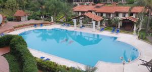 Pemandangan kolam renang di Hotel Martino Spa and Resort atau berdekatan