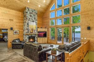 Χώρος καθιστικού στο Spa Luxury in an Expansive Cabin Escape!