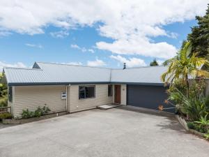 une maison avec une allée en face de celle-ci dans l'établissement Skipper's Haven - Opua Holiday Home, à Opua