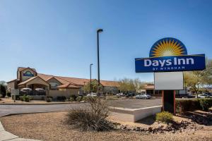 Сертификат, награда, вывеска или другой документ, выставленный в Days Inn by Wyndham Phoenix North