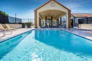 Бассейн в Days Inn by Wyndham Phoenix North или поблизости