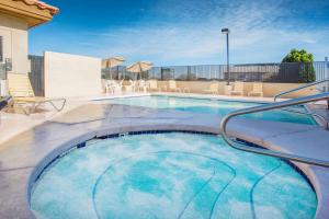 Бассейн в Days Inn by Wyndham Phoenix North или поблизости