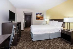 Кровать или кровати в номере Days Inn by Wyndham Phoenix North