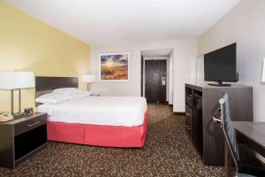 Телевизор и/или развлекательный центр в Days Inn by Wyndham Phoenix North