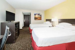 Кровать или кровати в номере Days Inn by Wyndham Phoenix North