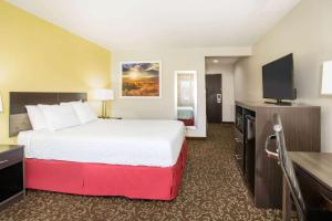 Телевизор и/или развлекательный центр в Days Inn by Wyndham Phoenix North