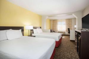 Кровать или кровати в номере Days Inn by Wyndham Phoenix North