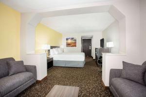 Кровать или кровати в номере Days Inn by Wyndham Phoenix North