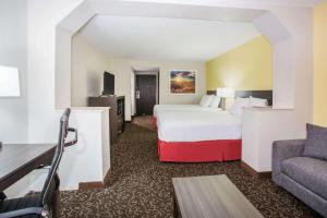 Кровать или кровати в номере Days Inn by Wyndham Phoenix North