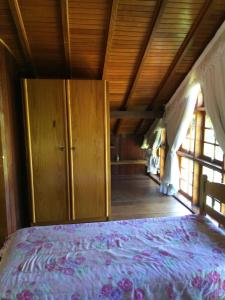 ein Schlafzimmer mit einem Bett und einer Holzdecke in der Unterkunft O Silêncio que Canta in Águas de Lindóia