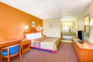Habitación de hotel con cama y TV en Days Inn by Wyndham Chesapeake en Chesapeake