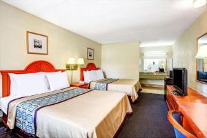 ein Hotelzimmer mit 2 Betten und einem Flachbild-TV in der Unterkunft Days Inn by Wyndham Chesapeake in Chesapeake