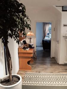 バート・ハルツブルクにあるFerienhaus Am Stadtparkの机と鉢植えの木がある部屋