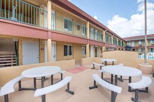 Balkón nebo terasa v ubytování Ramada by Wyndham Flagstaff East