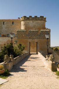 Posada Real Castillo del Buen Amor في Villanueva de Cañedo: مدخل الى قلعة مع باب