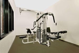 un gimnasio con equipo cardiovascular en una habitación en Super 8 by Wyndham Battle Mountain, en Battle Mountain