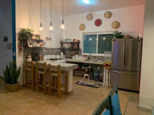 A kitchen or kitchenette at Casa del Estero playa Platanitos