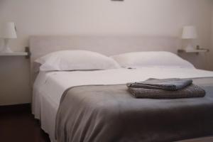 フィナーレ・リーグレにあるMansarda Ivyの白いベッド(枕2つ、タオル2枚付)