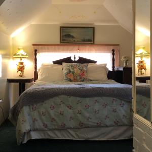 1 dormitorio con 1 cama grande y 2 lámparas en Near the pier en Astoria, Oregon