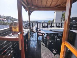 a porch with a table and chairs on a balcony at Shirahama Meiji Villa in Shirahama