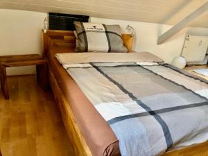 1 cama con marco de madera en una habitación en Appartment Döllinger Messe Fränkisches Seenland, en Schwabach