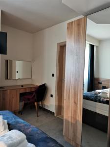 سرير أو أسرّة في غرفة في Hotel Aloha
