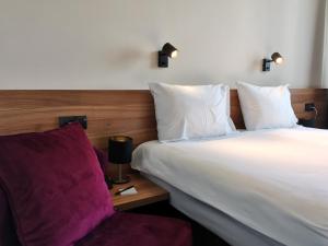 سرير أو أسرّة في غرفة في Hotel Aloha