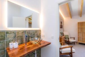 ein Badezimmer mit Waschbecken und Spiegel in der Unterkunft Finca Can Blai in Capdepera