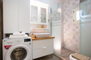 Bilik mandi di KTENA RESIDENCE-Ktena Accomodation