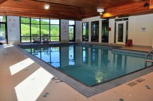 een groot binnenzwembad in een gebouw bij Calabogie Peaks Hotel, Ascend Hotel Member in Calabogie