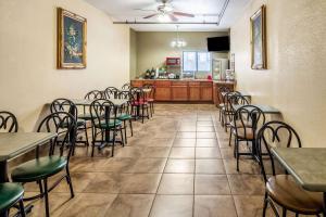un comedor con mesas y sillas en un restaurante en Econo Lodge by Choicehotels, en Cadillac