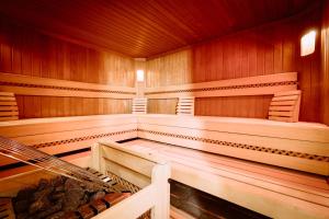 uma sauna vazia com paredes e pisos em madeira em Hotel Freiensteinerhof Superior em Sankt Peter-Freienstein
