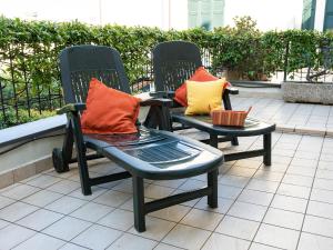 2 stoelen met kleurrijke kussens op een patio bij Terrazza del Gelsomino with terrace and open view in Borghetto Santo Spirito