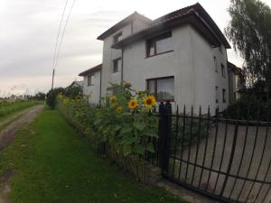 コウォブジェクにあるAmber Marlenaのひまわりの白い家の前の柵