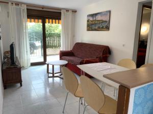 托罗埃利亚-德蒙特格里apartamento el Cortijo Estartit的带沙发、桌子和椅子的客厅