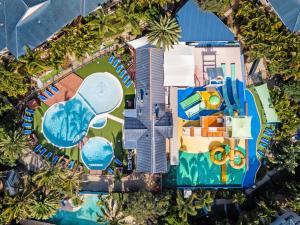 einen Blick über den Pool mit einem Resort in der Unterkunft Turtle Beach Resort in Gold Coast