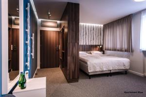 Un dormitorio con una cama grande y una ventana en Pokoje4you en Koszalin