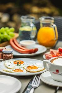 - une table avec des assiettes d'œufs et une tasse de café dans l'établissement Penzion Na Gruntě, à Vranov nad Dyjí